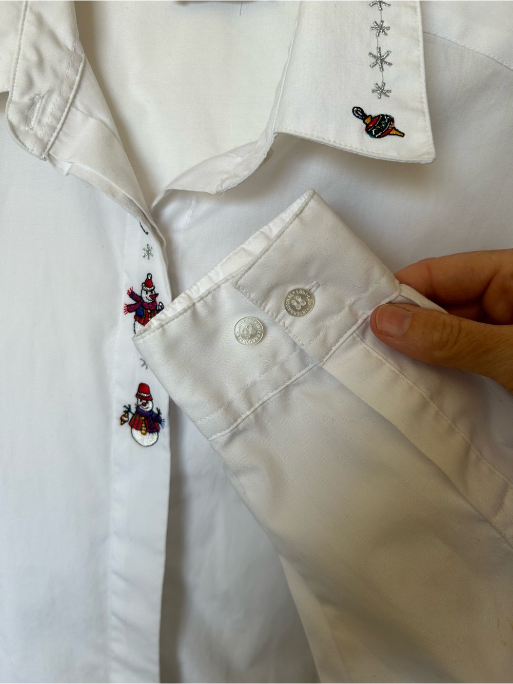 TABI Y2K/ 90’s White Embroidered Holiday/ Christmas Button-Up Shirt